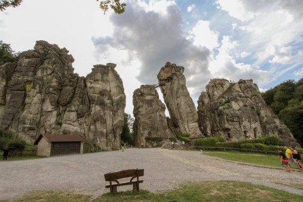 Die Externsteine ziehen zur Sommersonnenwende viele Menschen in ihren Bann. - © Landesverband Lippe