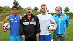 Neue Trainer, neue Spieler: Barntrups Coach Jörg Dettmar (Zweiter von links) präsentiert die Akteure (von links) Asis Ali und Tobi Normann sowie Athletiktrainer Michael Müller. - © Paul Cohen
