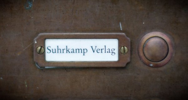 Klingelschild mit Verlagsname - © Michael Kappeler/dpa