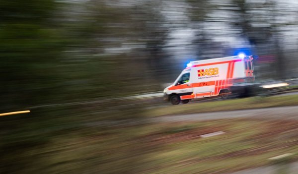Die Fahrt endete für den 64-Jährigen im Krankenhaus. (Symbolbild) - © Julian Stratenschulte/dpa