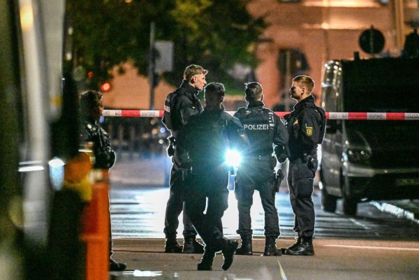 Nach Schüssen in einer Bar in Göppingen ist ein Mann gestorben. Nach dem Verdächtigen wird weiter gefahndet. - © Marius Bulling/dpa