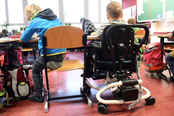 Die Zahl der Schüler mit sonderpädagogischem Förderbedarf ist in NRW in den vergangenen vier Jahren um gut sechs Prozent gestiegen. Archivbild - © Maurizio Gambarini/dpa