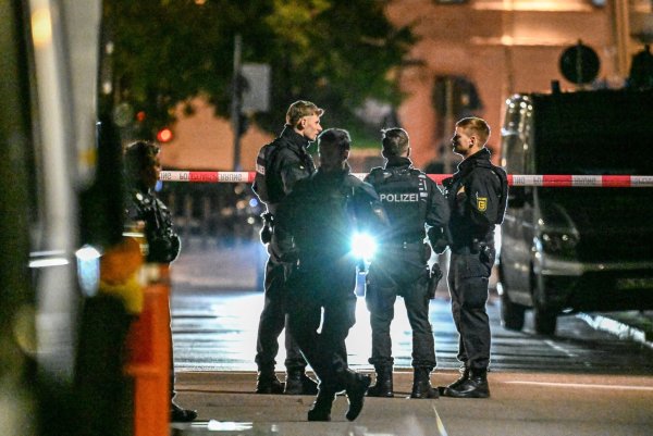 Nach Schüssen in einer Bar in Göppingen ist ein Mann gestorben. Nach dem Verdächtigen wird weiter gefahndet. - © Marius Bulling/dpa