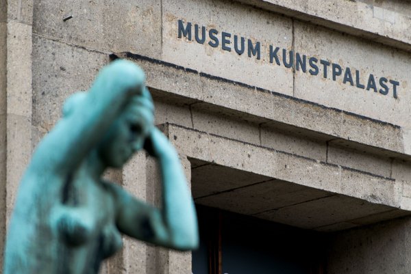 Das Museum Kunstpalast zieht mit seiner Ausstellung mit Arbeiten von Gerhard Richter die Besucher an. In den ersten vier Wochen kamen über 30.000 Menschen. (Archivbild) - © Monika Skolimowska/dpa