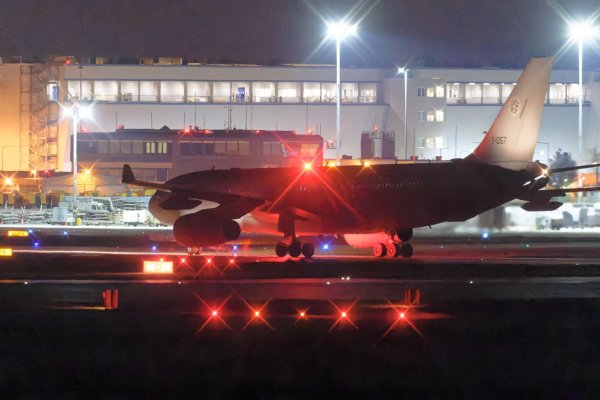 Die Maschine landete am Abend auf dem Flughafen Köln/Bonn. - © Henning Kaiser/dpa