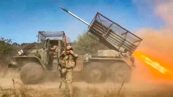 Russische Truppen rücken in der Ostukraine weiter vor, doch US-Experten sehen den Höhepunkt der Offensive bald überschritten. (Archivbild) - © Uncredited/Russian Defense Ministry Press S/AP