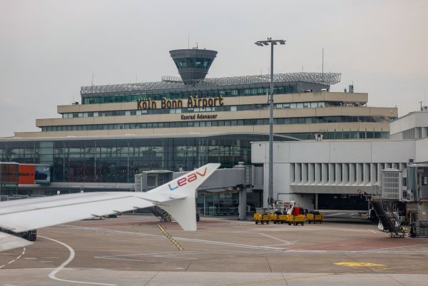 Eine technische Störung bei der Deutschen Flugsicherung hat auch an den Flughäfen Köln/Bonn und Düsseldorf den Flugbetrieb beeinträchtigt. - © Jan Woitas/dpa