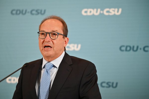 Der Chef der CSU-Abgeordneten im Bundestag, Alexander Dobrindt, sagt, seine Partei sei auf eine mögliche vorgezogene Bundestagswahl vorbereitet. (Archivfoto) - © Anna Ross/dpa