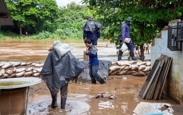 Mit Sandsäcken versuchten Helfer, die Fluten aufzuhalten. - © Pongmanat Tasiri/SOPA Images via ZUMA Press Wire/dpa