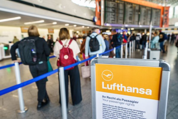 Wegen einer Störung bei der Deutschen Flugsicherung kam es zu großen Verzögerungen und Ausfällen wie hier am Flughafen Frankfurt (Foto aktuell). - © Andreas Arnold/dpa