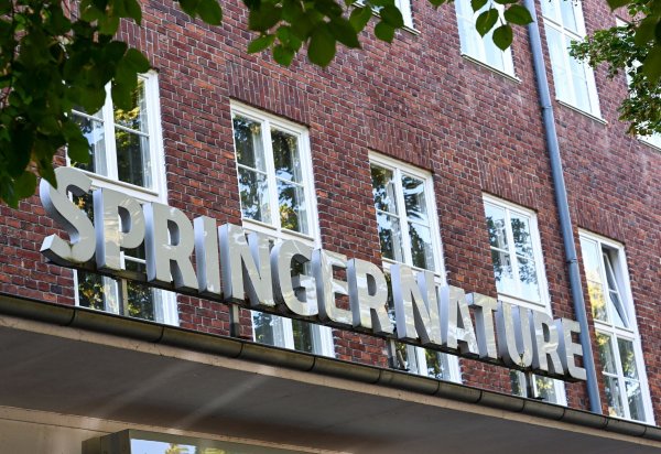 Der Wissenschaftsverlag Springer Nature hat ein erfolgreiches Börsendebüt hingelegt (Archivbild). - © Jens Kalaene/dpa