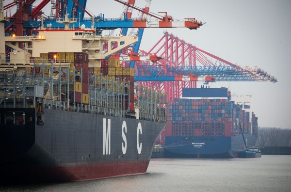 MSC wird künftig 49,9 Prozent der Aktien der HHLA halten. (Archivbild) - © Christian Charisius/dpa