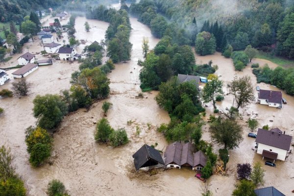 Bei Überschwemmungen und Erdrutschen in Bosnien-Herzegowina kamen mindestens 18 Menschen ums Leben (Foto aktuell). - © Robert Oroz/AP