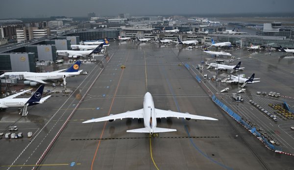 Funktioniert die Flugsicherung nicht, müssen die Flugzeuge am Boden bleiben. - © Arne Dedert/dpa