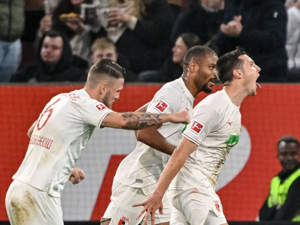 Augsburgs Keven Schlotterbeck bejubelt sein Tor zum 1:0. - © Harry Langer/dpa