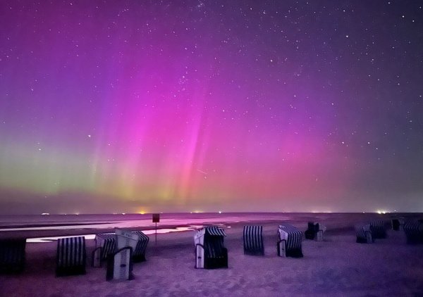 Diese Polarlichter waren im August über der Nordseeinsel Norderney zu sehen. (Archivbild) - © Volker Bartels/dpa