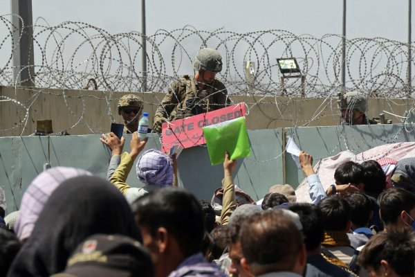 Ein US-Soldat hält wenige Tage nach der Machtübernahme der Taliban 2021 ein Schild, mit der Aufschrift «Gate closed» auf dem internationalen Flughafen von Kabul. - © Wali Sabawoon/AP/dpa