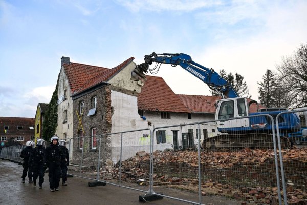 Ein Bagger reißt eine Wand an dem ehemaligen Bauernhof von Eckardt Heukamp, genannt «der letzte Bauer von Lützerath», ein. - © Federico Gambarini/dpa