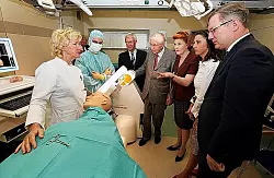 Am Dummy erkl&auml;ren Terttu Pietil&auml; (l.) und Assistenzarzt Hamsah Yasin den Eingriff. Ihre Zuh&ouml;rer sind Ulrich Tiede, Vorsitzender der Erich und Katharina-Zinkann-Stiftung, Peter und Karin Zinkann, ihre Schwiegertochter Amelie und Dr. Rainer Norden, EvKB-Gesch&auml;ftsf&uuml;hrer. - &copy; FOTO: RAIMER OTT