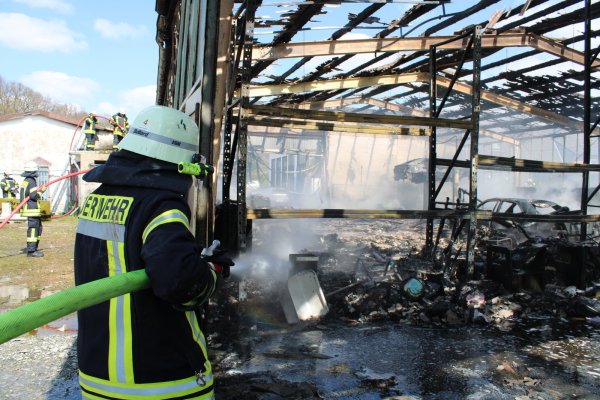 Mit gleich mehreren Löschangriffen hat die Freiwillige Feuerwehr den Brand in der Lagerhalle bekämpft. Es wurde zudem verhindert, dass das Feuer auf übrige Nachbargebäude übergreift. - © Daniel Hobein / Feuerwehr Bad Salzuflen