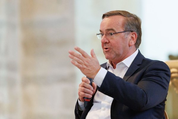 Bundesverteidigungsminister Boris Pistorius will künftig mehr Möglichkeiten anbieten, kurzzeitig in die Bundeswehr hineinzuschnuppern. - © Friso Gentsch/dpa