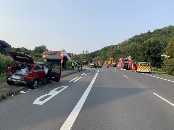 Die Straße Fahrenplatz im Extertal wurde aufgrund eines schweren Unfalls gesperrt. - © Freitag TV