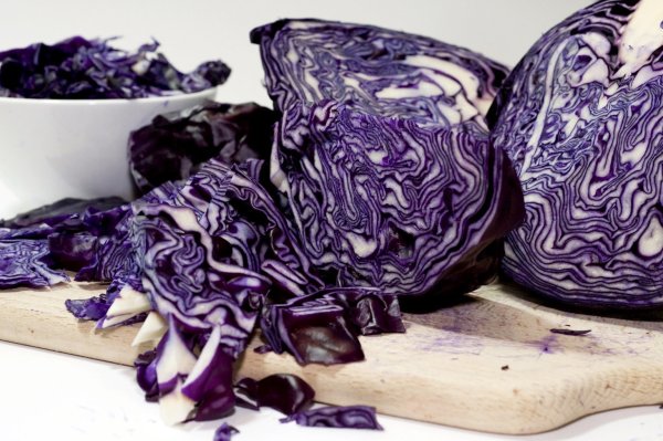 Knackt und bringt Farbe auf den Teller - © Foto: Kai Remmers/dpa-tmn