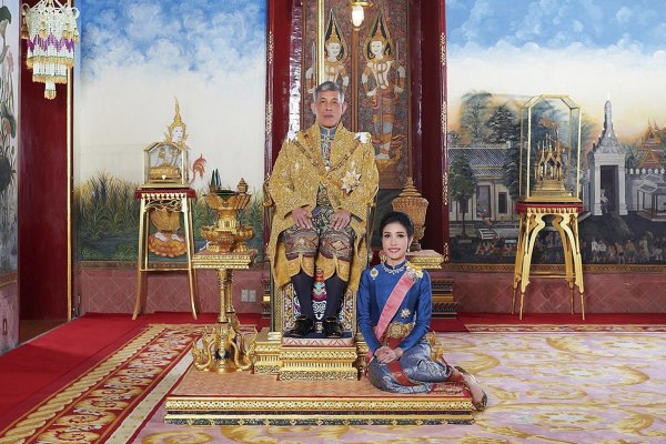 Thailands König begnadigt seine Geliebte - © Foto: Thailand Royal Office/AP/dpa