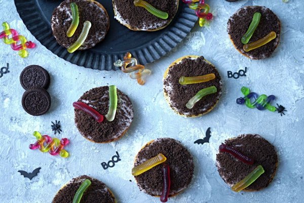 Lauter Gummiwürmer und Erdkrümel, die aus Keksen zerbröselt werden, tanzen bei Food-Bloggerin Mareike Pucka an Halloween auf kleinen Amerikanern. - © Mareike Pucka/biskuitwerkstatt.de/dpa-tmn