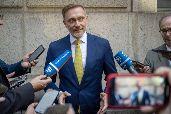 FDP-Chef und Bundesfinanzminister Christian Lindner sieht Einsparmöglichkeiten beim Bürgergeld. - © Soeren Stache/dpa