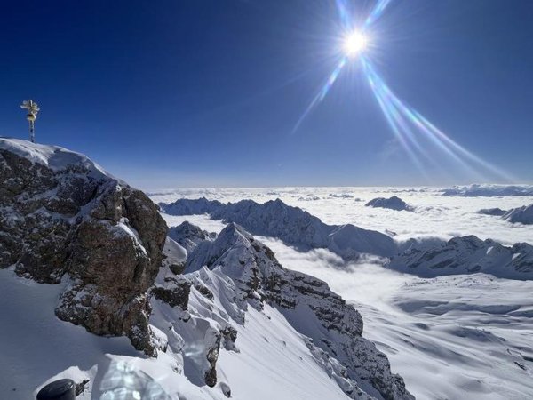 Deutschlands höchster Gipfel: die Zugspitze. Bayern gehört für den «Lonely Planet» zu den Top-Zielen des kommenden Jahres. (Archivbild) - © Christoph Trost/dpa