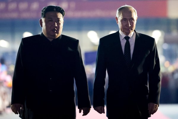 Kremlchef Wladimir Putin und Nordkoreas Machthaber Kim Jong Un haben im Juni auch gegenseitigen militärischen Beistand vereinbart, wenn eines der beiden Länder angegriffen wird. (Archivbild) - © Gavriil Grigorov/Pool Sputnik Kremlin/AP/dpa