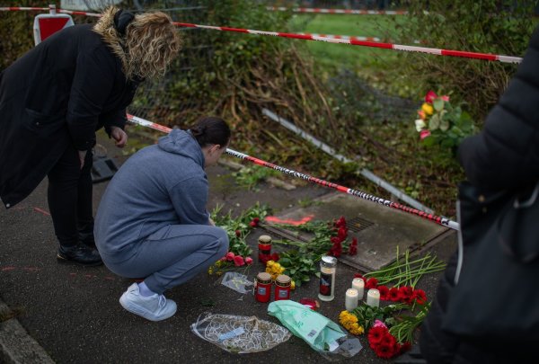 Nach dem Unfall mit drei Toten legen Trauernde Blumen und Kerzen an der Unfallstelle nieder. - © Christoph Schmidt/dpa