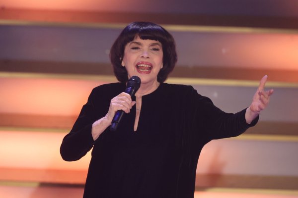 Mireille Mathieu will mehr Zeit für sich (Archivbild). - © Bodo Schackow/dpa