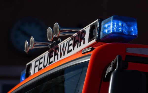 Bei dem Brand wurden zwei Menschen verletzt. (Symbolbild) - © Marijan Murat/dpa