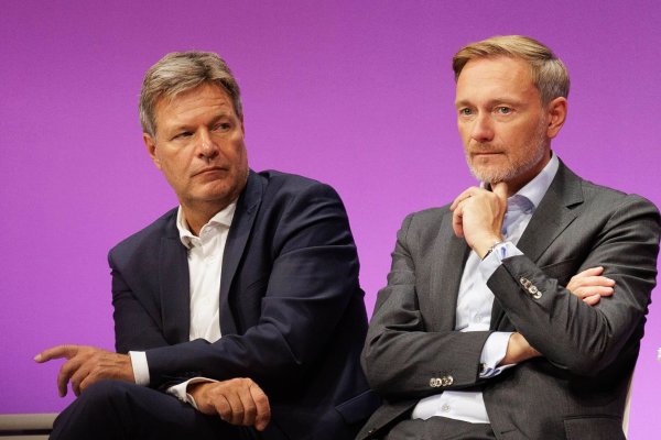 Zwist über die Wirtschaftspolitik: Minister Habeck und Lindner - © Carsten Koall/dpa