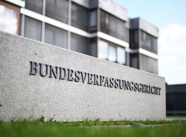Das oberste deutsche Gericht hat zu der Verfassungsbeschwerde eines Gefangenen geurteilt. (Archivbild) - © Uli Deck/dpa