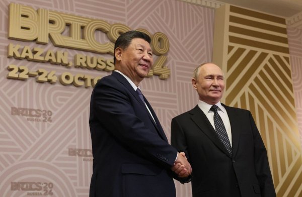 Der Gastgeber und sein wichtigster Gast: Putin mit dem chinesischen Staatschef Xi. - © Maxim Shipenkov/Pool EPA/AP