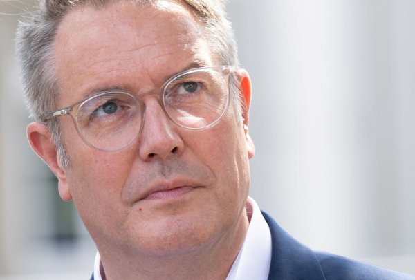 Schweitzer will mehr Unterstützung des Bundes in der Flüchtlingspolitik - © Boris Roessler/dpa