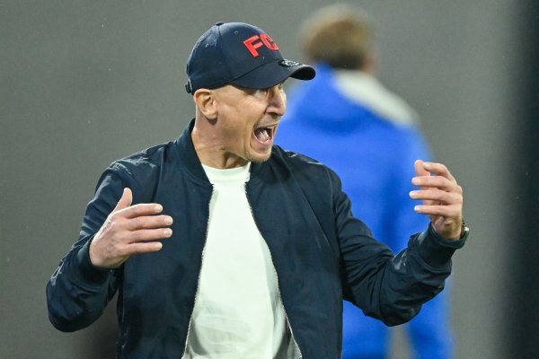 FC-Coach Struber fordert ein anderes Gesicht seines Teams - © Uwe Anspach/dpa