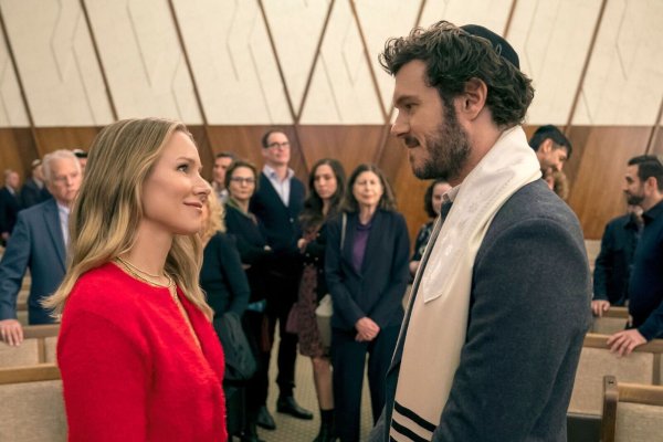 Unter Beobachtung ihres Umfelds: die beiden Verliebten der Serie «Nobody Wants This» (Foto: Netflix) - © Cr. Stefania Rosini/Netflix/dpa
