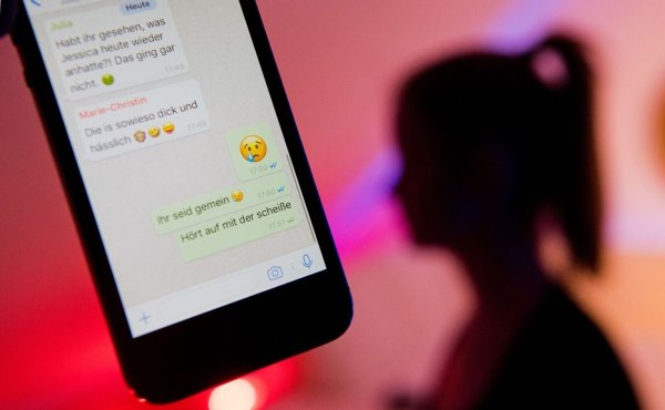 Viele Schülerinnen und Schüler in Deutschland sind von Cybermobbing betroffen. (Symbolbild) - © Julian Stratenschulte/dpa
