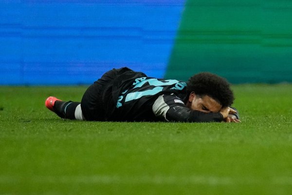 Adli musste verletzt ausgewechselt werden. - © Christophe Ena/AP