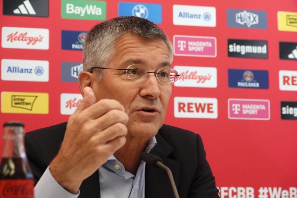 FCB-Präsident Herbert Hainer hat sich in seiner Videobotschaft zu Weihnachten auch in Gebärdensprache an die Bayern-Fans gewandt. - © Sabina Crisan/dpa