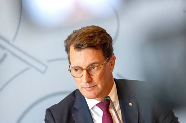 Nordrhein-Westfalens Ministerpräsident Hendrik Wüst will irreguläre Migration beenden. - © Thomas Banneyer/dpa