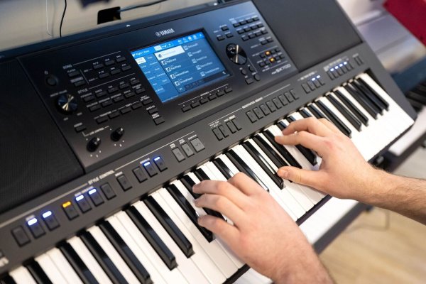 Das kleine Tasteninstrument ist im Vergleich zum Klavier günstig und kann gut transportiert werden. - © Sina Schuldt/dpa