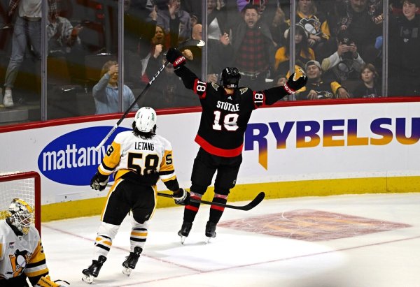 Tim Stützle (r) srogte für den Senators-Siegtreffer gegen die Penguins. - © Justin Tang/The Canadian Press/AP/dpa