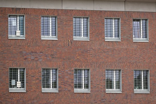 Hinter Gittern findet man jedes Jahr zahlreiche verbotene Handys bei Kontrollen. (Archivfoto) - © Federico Gambarini/dpa