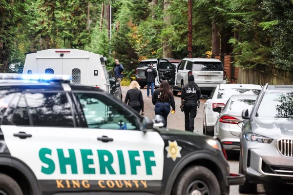 Die Polizei war mit einem Großaufgebot am Tatort in Fall City. - © Kevin Clark/The Seattle Times/AP