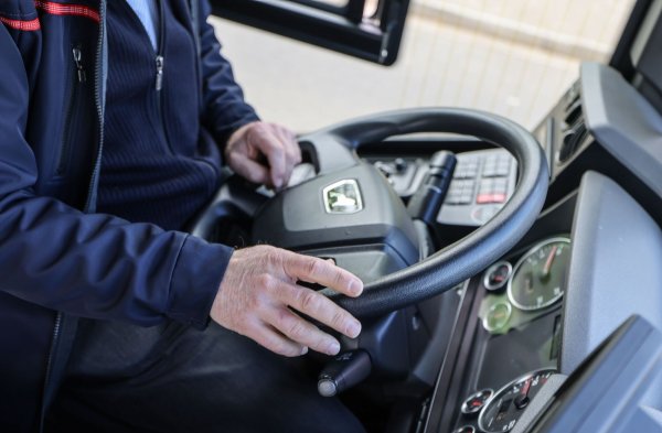 Laut Hochrechnungen des Verbands Nordrhein-Westfälischer Omnibusunternehmen (NWO) fehlen bis Ende 2030 in den privaten Busbetrieben in NRW mindestens 7.800 neue Busfahrer. (Symbolbild) - © Oliver Berg/dpa